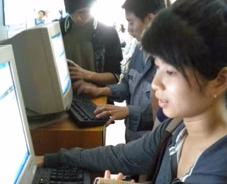 Chờ vào mạng mua vé tàu Tết.