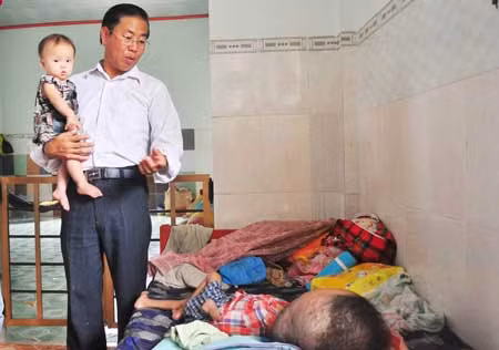Anh Hoàng trở thành ba của những đứa trẻ, thành bạn của những người điên và thành con của những người già.