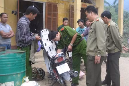 Đoàn công tác Công an tỉnh kiểm tra phương tiện của tên Phú.