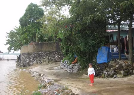 Nhiều hộ gia đình sống mấp mé ở ngoại đê sông Mã, rất nguy hiểm mỗi khi mưa lũ về.