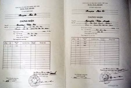 Hai giấy chứng nhận cấp cùng ngày, nhưng người ký có chức danh khác nhau.