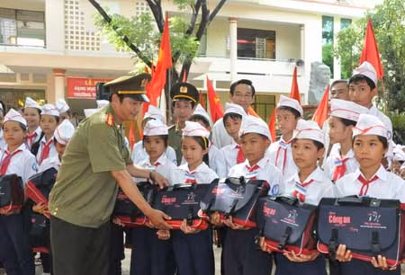 Đại diện Văn phòng Thường trú Báo CAND tại Đà Nẵng cùng đại biểu Công ty Prudential và thầy trò Trường THCS Nguyễn Kim Vang trong lễ tặng quà cho học sinh nghèo hiếu học.