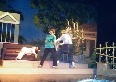 Một cảnh trong vở diễn của Nhà hát Kịch Việt Nam.