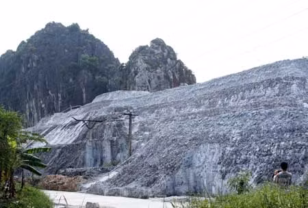 Trên 40.000m3 bã đất đèn tồn đọng, chất thành "núi" từ nhiều năm nay tại nhà máy.