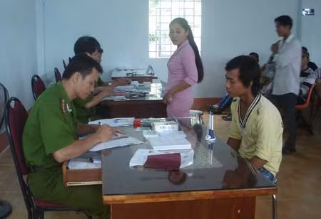 Phòng CSQLHC về TTXH - Công an Sóc Trăng cấp CMND cho người dân chỉ trong 2 giờ đồng hồ.