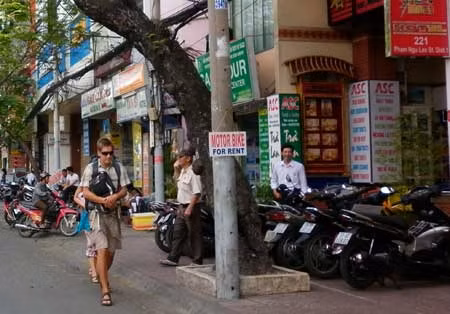 Vỉa hè ở phố Tây bị chiếm dụng, không có lối đi, nhiều khách du lịch ngoại quốc phải dấn thân xuống lề đường.