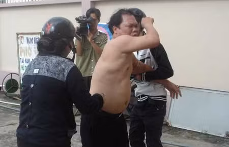 Ông Huỳnh Thanh Thắng (cởi trần) lao vào hành hung lực lượng Công an đang làm nhiệm vụ.