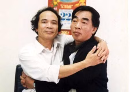Nhà thơ Hoàng Trần Cương cùng nhà thơ, nhạc sĩ Nguyễn Trong Tạo.