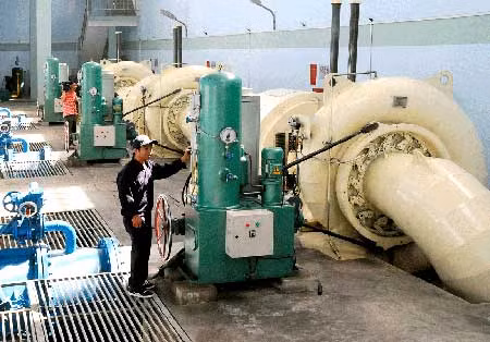 Hàng chục nghìn tỷ đồng đã được đổ ra để xây dựng nhà máy thủy điện nhưng không được phát do thiếu đường dây truyền tải.