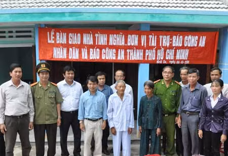 Đại diện Báo CAND, Công ty Nhất Huy, UBND huyện Thăng Bình, Đảng ủy và chính quyền xã Bình Sa cùng vợ chồng ông Châu Bá, bà Bùi Thị Kiệt trong lễ trao nhà.