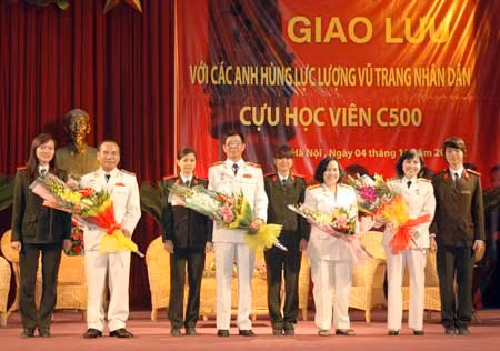 Sinh viên Học viện ANND bày tỏ ngưỡng mộ với các Anh hùng trong tối giao lưu.