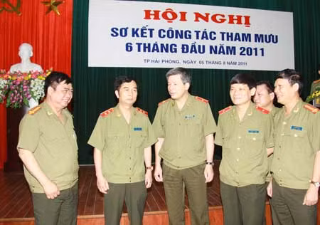 Trung tướng Đặng Văn Hiếu, Ủy viên Trung ương Đảng, Thứ trưởng Bộ Công an trao đổi với các đại biểu dự hội nghị.