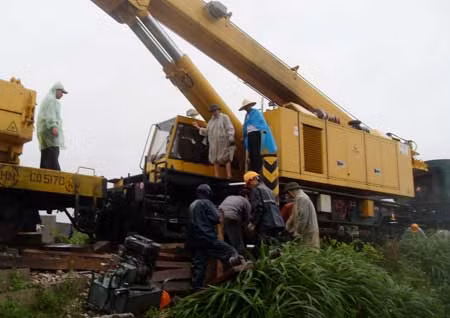 Tuy nhiên do trời mưa nên việc cứu hộ gặp nhiều khó khăn.