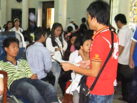 Một thành viên thường xuyên của CLB đang tuyên truyền tại buổi hiến máu theo định kỳ.