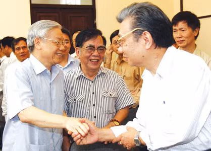 Tổng Bí thư Nguyễn Phú Trọng với các nhà khoa học. Ảnh TTXVN.