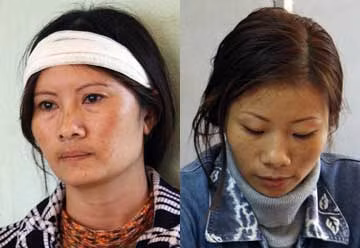 Đỗ Thị Thơ (người đeo khăn tang) và Đỗ Thị Mận.