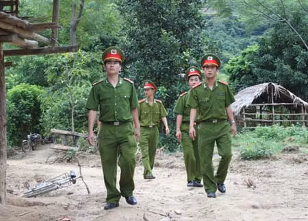 Trung úy Lô Tú Tài (người đi đầu) cùng một số chiến sỹ cứu dân trong lũ ở Khe Hạ, Nghệ An. Ảnh Hương Giang