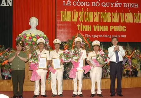 Trung tướng Bùi Quang Bền, Ủy viên TW Đảng, Thứ trưởng Bộ Công an và đồng chí Phạm Văn Vọng, Ủy viên TW Đảng, Bí thư Tỉnh ủy tỉnh Vĩnh Phúc tặng hoa lãnh đạo Sở Cảnh sát PCCC tỉnh Vĩnh Phúc.