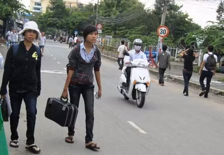 Tân sinh viên mướt mồ hôi tìm phòng trọ đầu năm học.