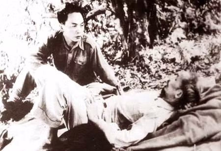 Bác Hồ và Đại tướng Võ Nguyên Giáp trong Chiến dịch Biên giới (1950, ảnh Vũ Năng An).