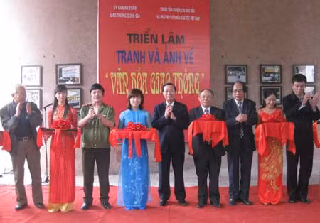 Ông Nguyễn Đức Kiên, nguyên Phó Chủ tịch Quốc hội; Trung tướng, nhà văn Hữu ước, Phó Tổng cục trưởng Tổng cục XDLL Bộ Công an, TBT Báo CAND và GS. Hoàng Chương, Tổng Giám đốc Trung tâm NCBT&PTVHDT cắt băng khánh thành khai mạc triển lãm.