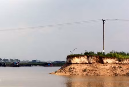 Một vùng đất canh tác phì nhiêu ven sông Cầm giờ đã sạt lở gần hết vì "cát tặc".