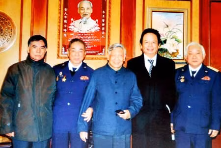Ông Lê Văn Nhược (thứ 2 từ trái sang) cùng đồng đội trong lần đến thăm Nguyên Tổng Bí thư Lê Khả Phiêu. (Ảnh chụp Tết Tân Mão 2011).