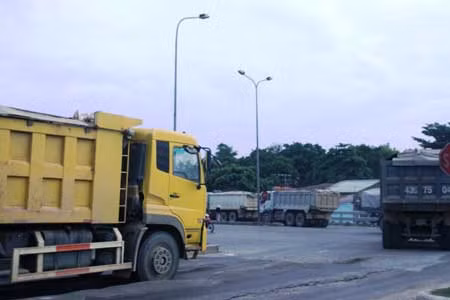 Nhiều tuyến đường bị phá nát bởi lưu lượng xe tải trọng lớn dày đặc.