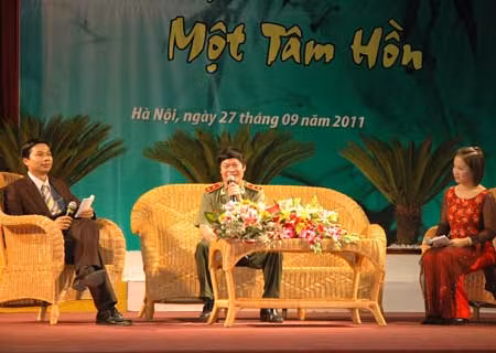 Trung tướng, nhà văn Hữu Ước trong đêm giao lưu.