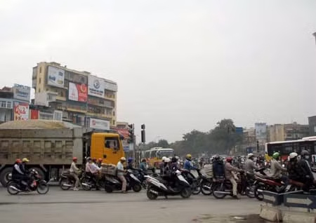 Ngã tư Lê Văn Lương - Khuất Duy Tiến là điểm ùn tắc thường xuyên.