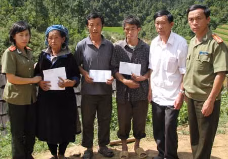 Đại diện Báo CAND, Doanh nghiệp Võng xếp Duy Lợi và Công an tỉnh Yên Bái, Công an huyện Mù Cang Chải trao tiền hỗ trợ gia đình 4 nạn nhân bị lũ quét