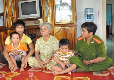 Bà Kan Đơm kể chuyện chiến đấu thời chống Mỹ, cứu nước.