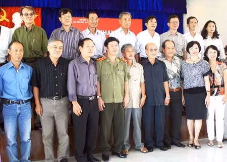 Trung tướng, nhà văn Hữu Ước, Phó Tổng cục trưởng Tổng cục XDLL-CAND, TBT Báo CAND cùng các nhà văn tại Trại sáng tác văn học ở Nha Trang - Khánh Hòa (10/2011).