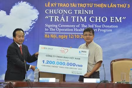 Ông Morita Nguyễn - Giám đốc Kinh doanh INAX Việt Nam trao tài trợ cho ông Nguyễn Thành Lưu - Giám đốc Quỹ Tấm lòng Việt.