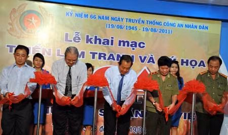 Đồng chí Trương Hòa Bình, Bí thư Trung ương Đảng, Chánh án TAND Tối cao; Trung tướng, nhà văn Hữu Ước cùng các đại biểu cắt băng khai mạc triển lãm.