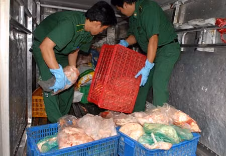 Toàn bộ thực phẩm bẩn bị cơ quan chức năng thu giữ và mang đi tiêu hủy.