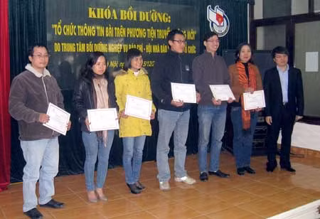 Trung tâm Bồi dưỡng nghiệp vụ Báo chí trao chứng nhận cho các học viên tham gia khóa học.