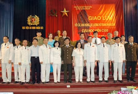 Thiếu tướng Trần Bá Thiều, Tổng cục trưởng Tổng cục XDLL CAND và Trung tướng Phan Đức Dư, Giám đốc Học viện cùng cán bộ, giảng viên chụp ảnh lưu niệm với các Anh hùng trong buổi giao lưu.