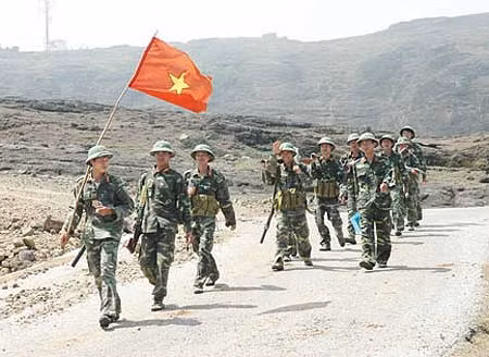 Bộ đội Việt Nam tuần tra ở Lý Sơn. Ảnh: André Menras