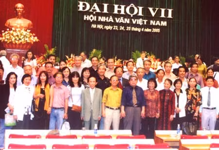 Nhà văn Hà Minh Đức, Nhà văn Phan Cự Đệ cùng các nhà văn Khoa Văn, nhà văn Việt Nam tại Đại hội VII Hội Nhà văn VN (2005).