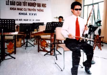 Nguyễn Kim Ơn tốt nghiệp Nhạc viện Hà Nội năm 2005 với tấm bằng loại giỏi.