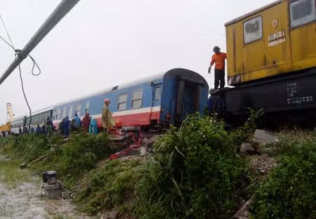 Hàng trăm cán bộ công nhân viên đường sắt được huy động để “giải cứu” 7 toa tàu.