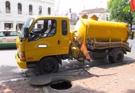 Chiếc xe xả trộm chất thải bẩn xuống hố ga gần khu vực Hồ Gươm bị lực lượng chức năng phát hiện. Ảnh: N.H.