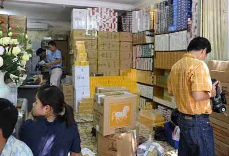Số thuốc lá ngoại nghi nhập lậu được lực lượng chức năng phát hiện, chuẩn bị niêm phong.