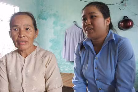 Nữ thủ khoa Tôn Nữ Thùy Linh và mẹ.