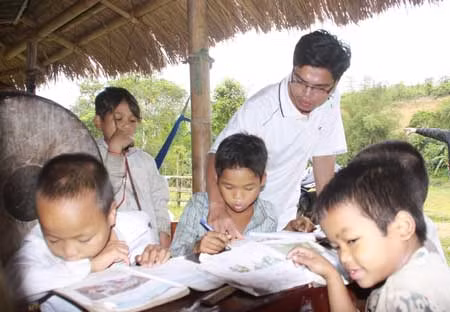 Thầy giáo Hồ Văn Đằng miệt mài dạy chữ cho các em học sinh vùng khó.