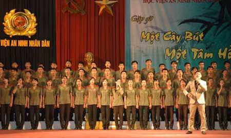 Ca sĩ Đăng Thuật và dàn hợp xướng của Học viện An ninh nhân dân biểu diễn ca khúc “Cả một đời vì nước vì dân” của Trung tướng, nhà văn Hữu Ước.