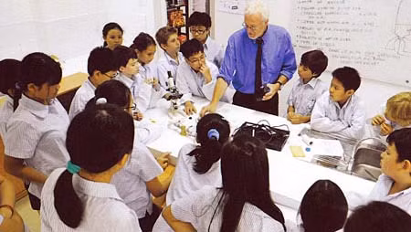 Một lớp học theo quảng cáo của Trường AIS.