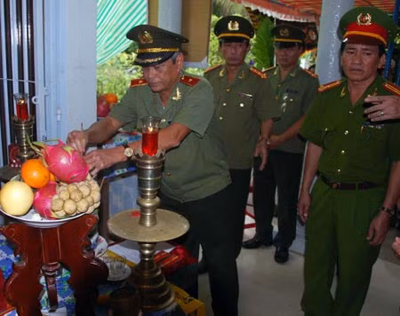Thiếu tướng Nguyễn Minh Dũng thắp nhang chia buồn cùng gia đình Thượng úy Nguyễn Thanh Tưởng chiều 21/8.
