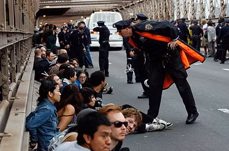 Những cách bày tỏ quan điểm của người biểu tình New York.